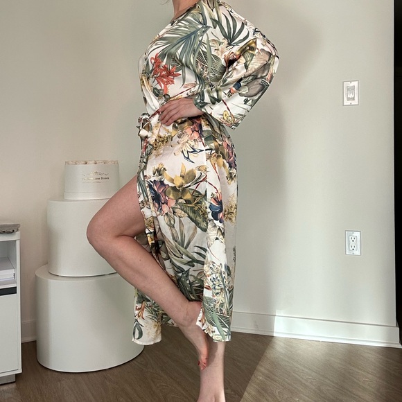 Perfect as a pool pareo, beach cover-up, or luxurious lounge robe. - Picture 2 of 10